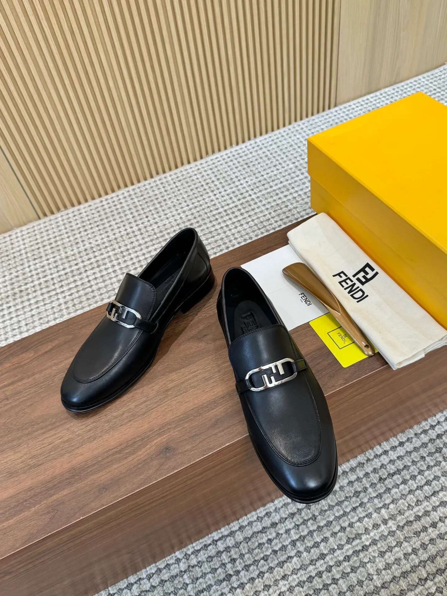 [FENDI] Top P: 980💰 ▪️Size: Men's 39-44. (Customized at 38.45.46) Fendi men's business casual leather shoes Imported brand cloth/calfskin/open edge beads/brand logo printing -Inside: Comfortable cowhide lining -Outsole: Genuine leather outsole with rubber backing embedded in the heel, perfect injection molding -Ultra-high quality control·Fine workmanship: highlighted (high-end·luxury·grade)